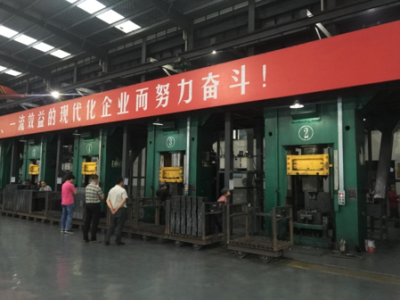 如何提高鎂碳磚質(zhì)量？華隆伺服電動螺旋壓磚機給你答案