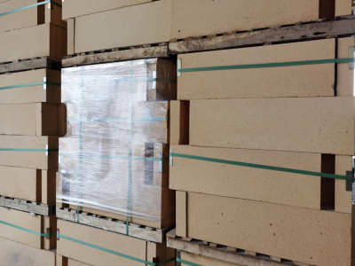 “用了你家的同步伺服電動(dòng)螺旋壓磚機(jī)，耐火磚質(zhì)量上升了很多”