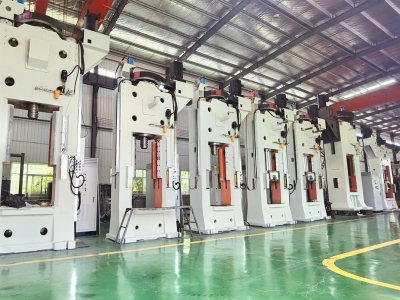 壓磚機批量發(fā)貨，場面壯觀