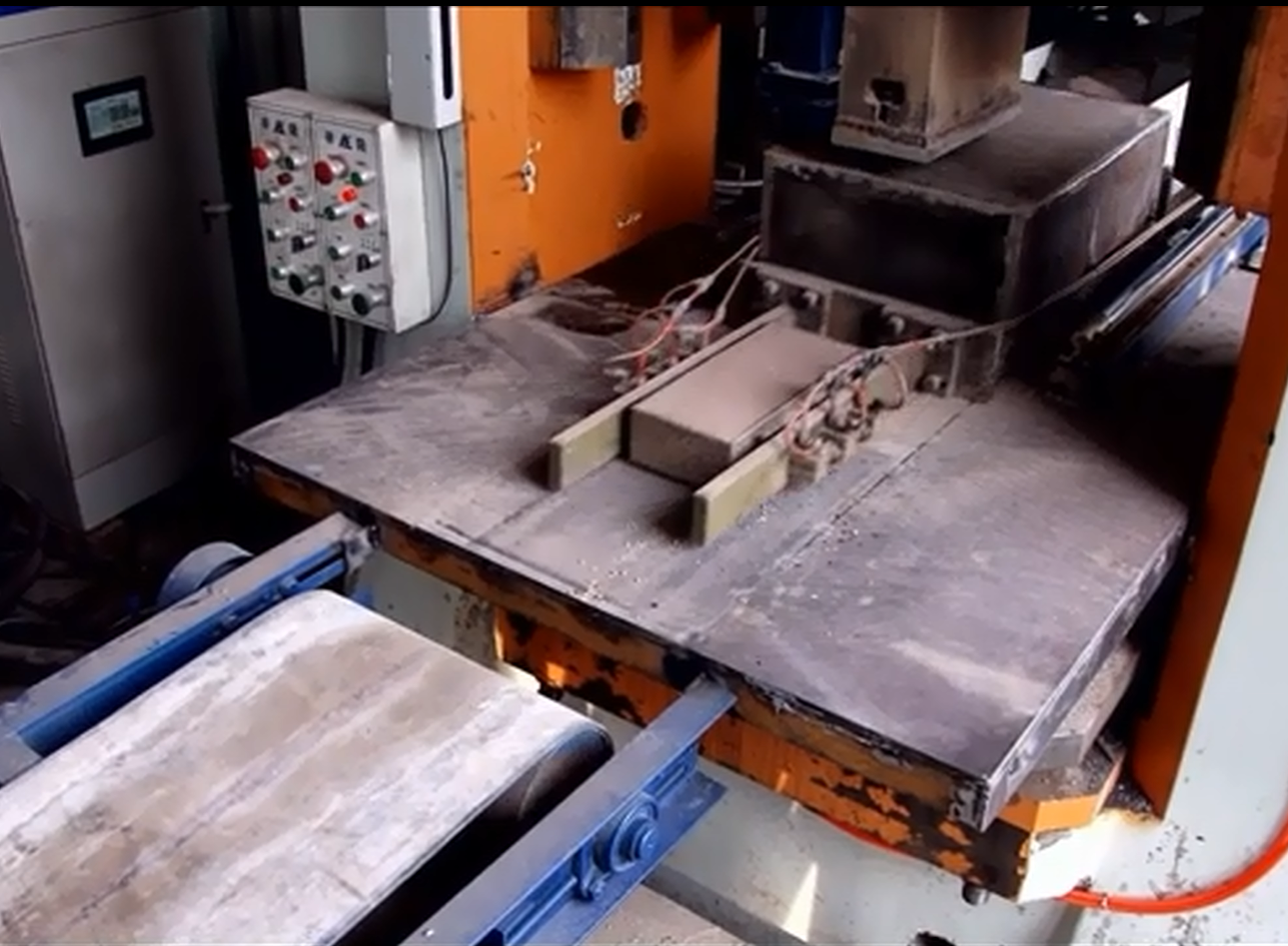 電動(dòng)螺旋壓力機(jī)自動(dòng)計(jì)量布料、成型、出磚