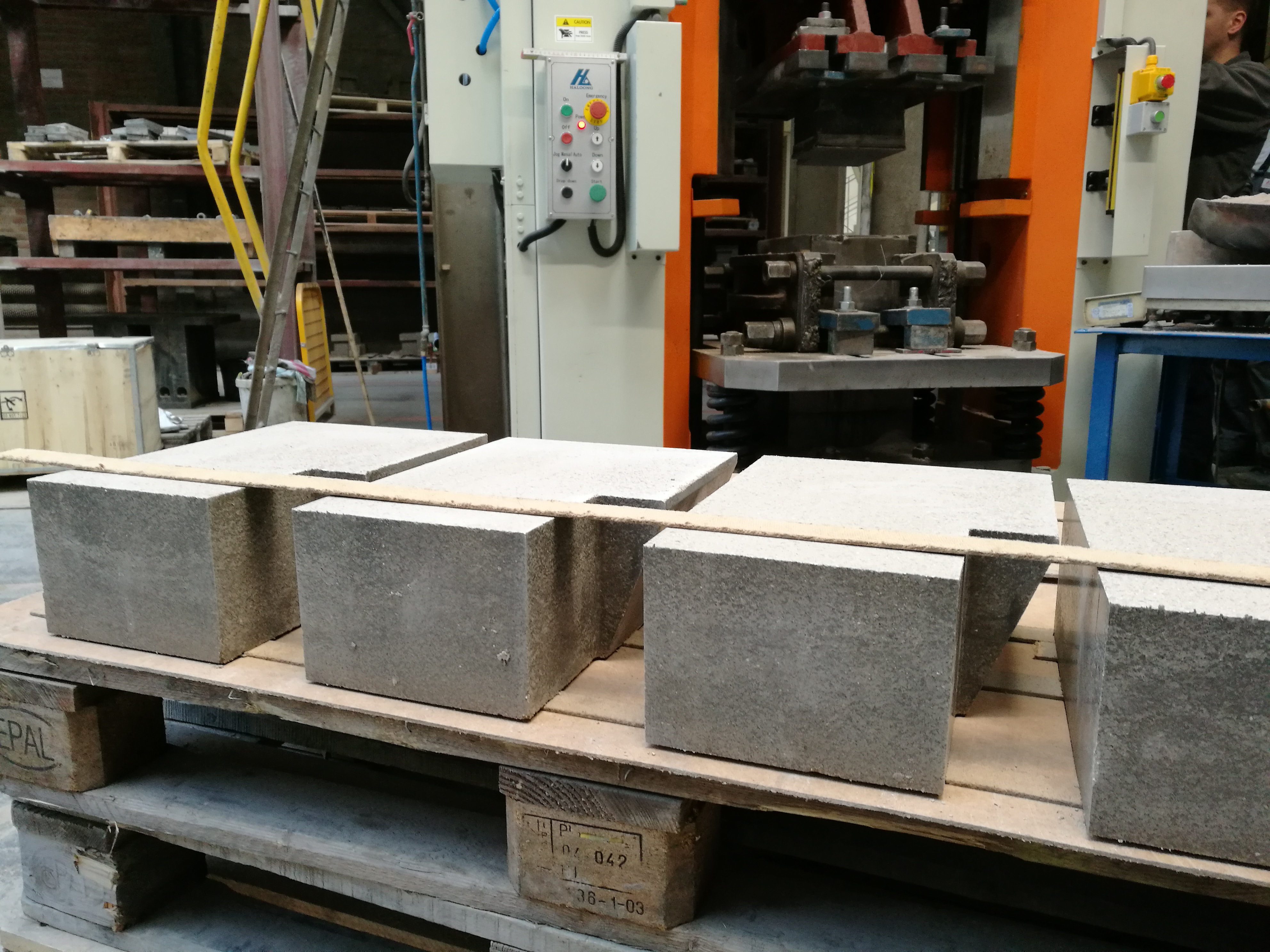 電動螺旋壓力機異型磚、特異型磚客戶現(xiàn)場